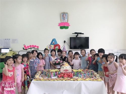 Mừng sinh nhật của các bé sinh tháng tư lớp mẫu giáo Nhỡ B2
